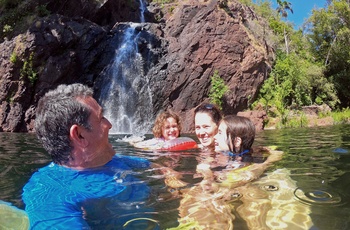 Familie tager en dukkert ved Wangi Falls i Litchfield National Park - Northern Territory