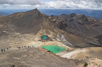 På vandretur nær vulkansøer i Tongariro National Park i New Zealand