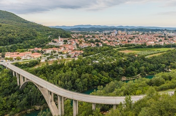 Bro over Soca-floden med Nova Gorica i baggrunden, Slovenien