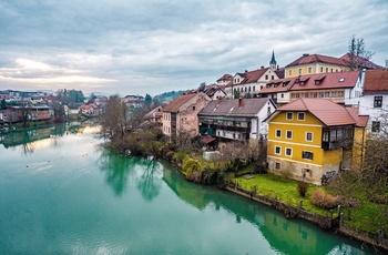 Byen Novo Mesto og floden Krka i Slovenien