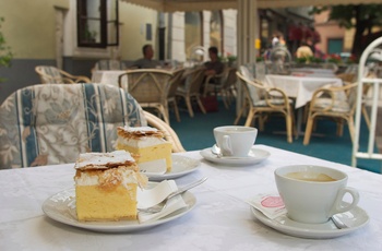 Kaffe og kage på cafe i byen Novo mesto i Slovenien