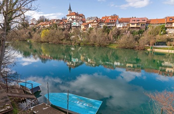 Floden Krka der løber gennem Novo mesto i Slovenien