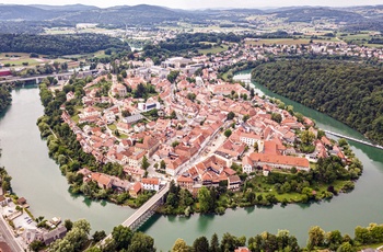 Luftfoto af floden Krka der løber gennem Novo mesto i Slovenien