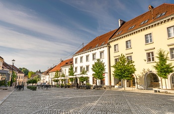 Gågade i byen Novo mesto i Slovenien