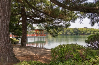 Smuk lille pavillon i Ohori Park i byen Fukuoka, Japan