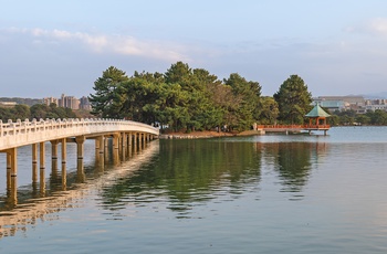 Gangbro ud pavillon i Ohori Park i byen Fukuoka, Japan