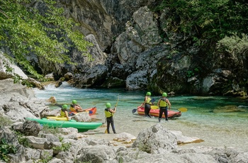 På kajaktur på Soca-floden nær Bovec i Slovenien