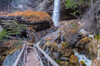 Gangbro til Pericnik vandfaldet i Triglav National Park i Slovenien