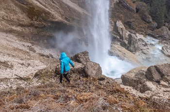 Hiker ved Pericnik-vandfaldet om efteråret, Triglav National Park i Slovenien