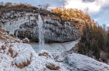 Pericnik vandfaldet om vinteren, Triglav National Park i Slovenien