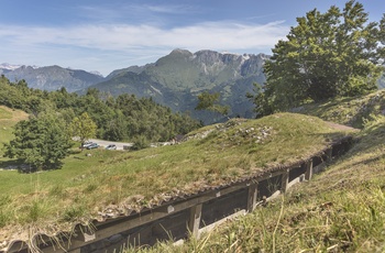 Rekonstruerede skyttegrave fra første verdenskrig nær Kobarid og bjerget Krn i baggrunden, Slovenien