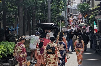 Lokale på vej mod Senso-ji templet i Tokyo, Japan