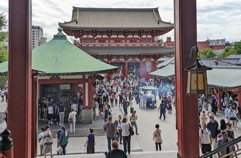 Lokale og turister i Senso-ji templet i Tokyo, Japan