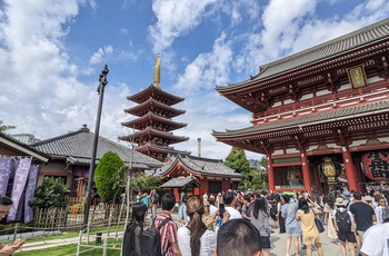 Lokale og turister i Senso-ji templet i Tokyo, Japan