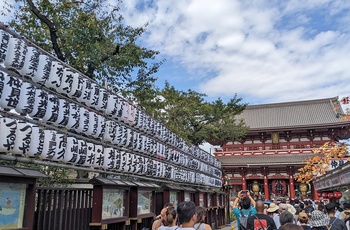 Lokale og turister i Senso-ji templet i Tokyo, Japan