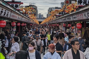 Lokale og turister i Senso-ji templet i Tokyo, Japan