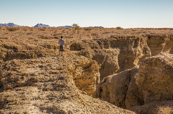 Ung mand spejder ud over kløften Sesriem Canyon i Namibia