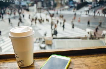 Udsigt fra cafe til fodgængerovergangen Shibuya Crossing i Tokyo, Japan