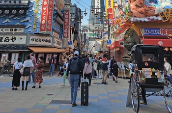 Shinsekai distriktet og Tsutenkaku Tower i Osaka Japan