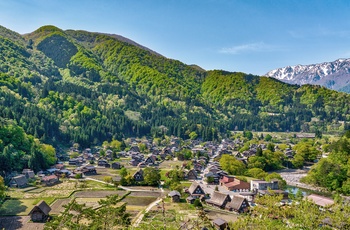 Landsbyen Shirakawa-go med klassiske bondehuse - Japan