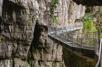 Gangbro til Skocjan-grotten i Slovenien