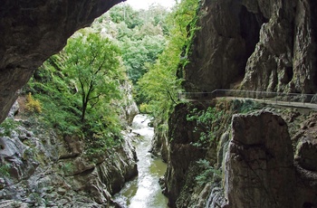 Gangbro til Skocjan grotten i Slovenien