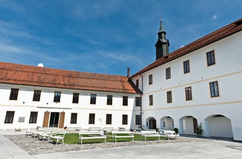 I indergården på Skofja Loke Slot og Museum, Slovenien