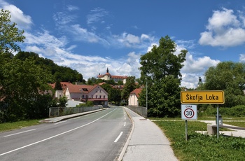 På vej mod Skofja Loke by og Slot på en sommerdag, Slovenien