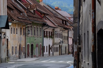 Gade med farverige gamle huse i Skofja Loka, Slovenien