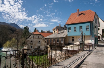 Den gamle stenbro over Selska floden i Skofja Loka, Slovenien