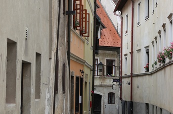 Smal gammel gade i Skofja Loka, Slovenien