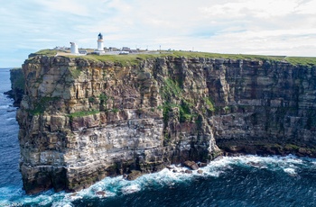 Skotland - fyrtårnet på toppen af klippen ved Dunnet Head