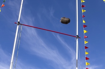 Skotland - kastekonkurrence med halmballer ved Highland Games