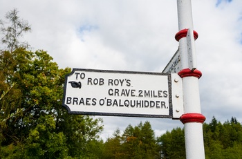 Skotland, Balquhidder - vejskilt til Baiquhidder med Rob Roys gravsted