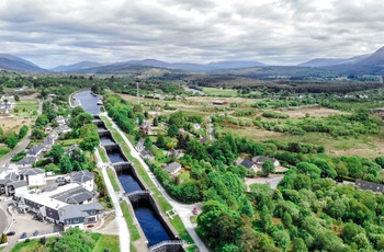 Skotland, Banavie, Caledonian Canal - Neptune staircase set fra en drone