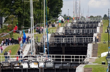 Skotland, Caledonian Canal -  sluserne Neptunes Staircase ved Banavie er et godt sted at se både på vej i kanalen