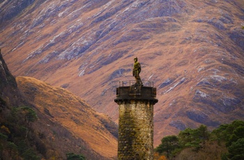 Skotland, Glenfinnan - Glenfinnan Monement med de smukke bjerge i efterårsfarver som baggrund