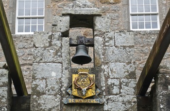 Skotland, Inverness - Campbell klanens våben og motto “Be Mindful ved indgangen til slottet Cawdor Castle