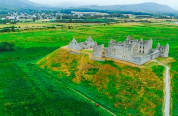 Skotland, Kingussie - de imponerende engelske befæstning Ruthven Barracks på sin bakke i Cairngorms National Park