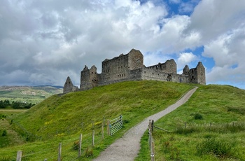 Skotland, Kingussie - de imponerende engelske befæstning Ruthven Barracks på sin bakke