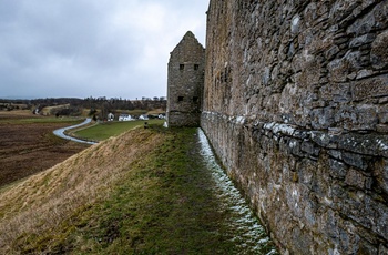 Skotland, Kingussie - muren omkring Ruthven Barracks placeret på sin bakketop