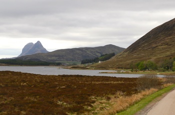 Skotland, Northwest Highlands Geopark - Suilven Mountain i det fjerne ved solopgang