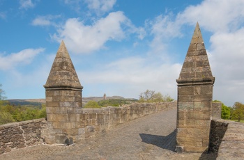 Skotland, Stirling - Stirling Old Bridge med Wallace Monument i baggrunden