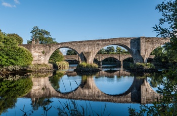 Skotland, Stirling - den gamle Stirling Old Bridge med de nyere vej- og jernbanebroer i baggrunden