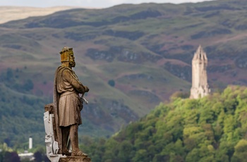 Skotland, Stirling statue af Robert The Bruce med National Wallace Monument i baggrunden