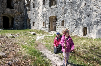 Mor og datter ved ruin fra Første Verdenskrig i Soca-dalen, Slovenien