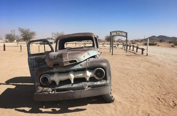 Et flot gammelt veteran bilvrag i Solitaire, Namibia