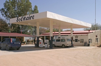 Tankstationen med en lille cafe der serverer æblekage i Solitaire, Namibia