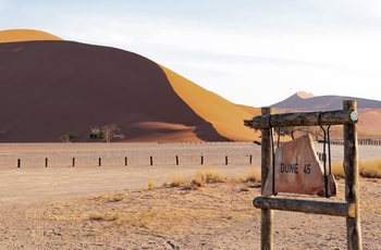 Skilt til Dune 45 - en af de enorme sandklitter i Sossusvlei, Namib-Naukluft National Park, Namibia