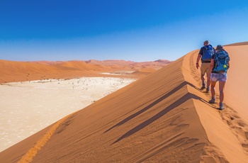 Turister på Dig Daddy - en af de enorme sandklitter i Sossusvlei, Namib-Naukluft National Park, Namibia